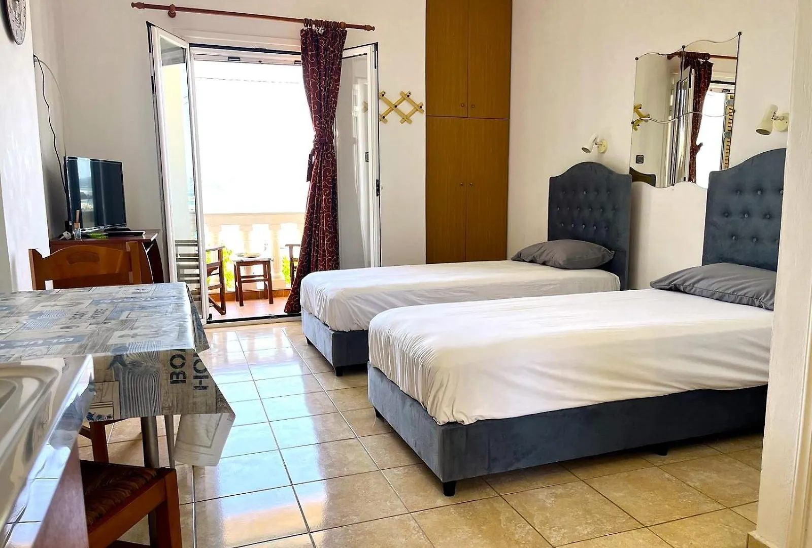 Karyatis Studios Lixouri Greece